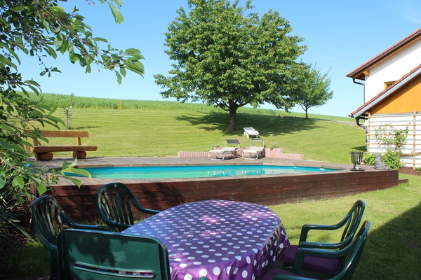 Een buitenzwembad en een verwarmd zwembad