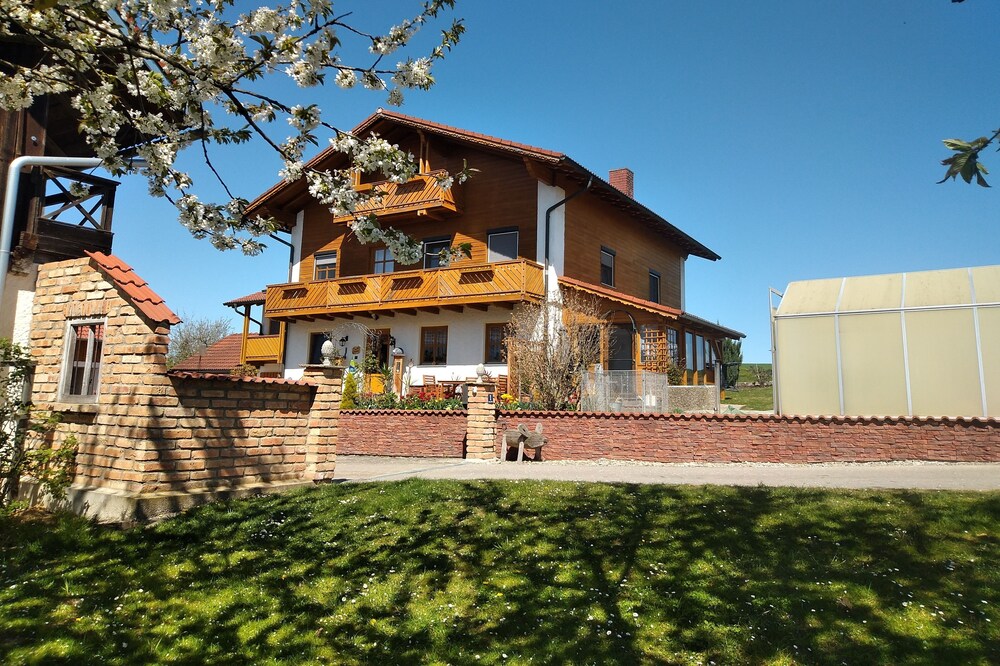 Schöne Ferienwohnung mit Balkon und Pool mitten im Bäderdreieck