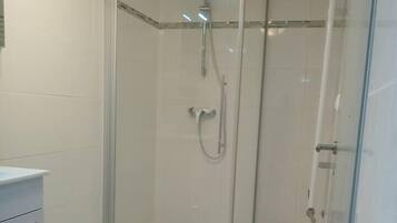 Combined shower/tub, hair dryer, towels