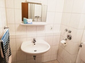 Bañera con ducha, secador de pelo, toallas, jabón