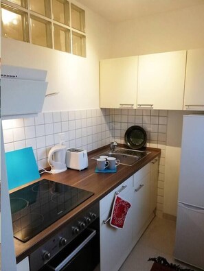 Refrigerador, microondas, horno, placa de cocina