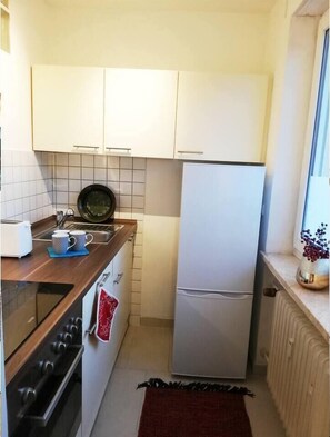 Refrigerador, microondas, horno, placa de cocina