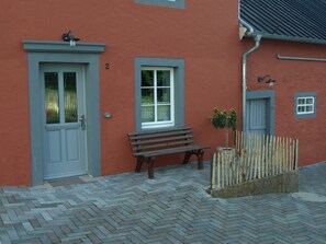 Exterior - Holiday home for sole use, garden sauna, outdoor whirlpool, WLAN, play barn (Plütscheid)