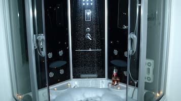 Ensemble douche/baignoire, sèche-cheveux, serviettes fournies
