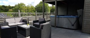 Outdoor spa tub - Holiday home for sole use, garden sauna, outdoor whirlpool, WLAN, play barn (Plütscheid)