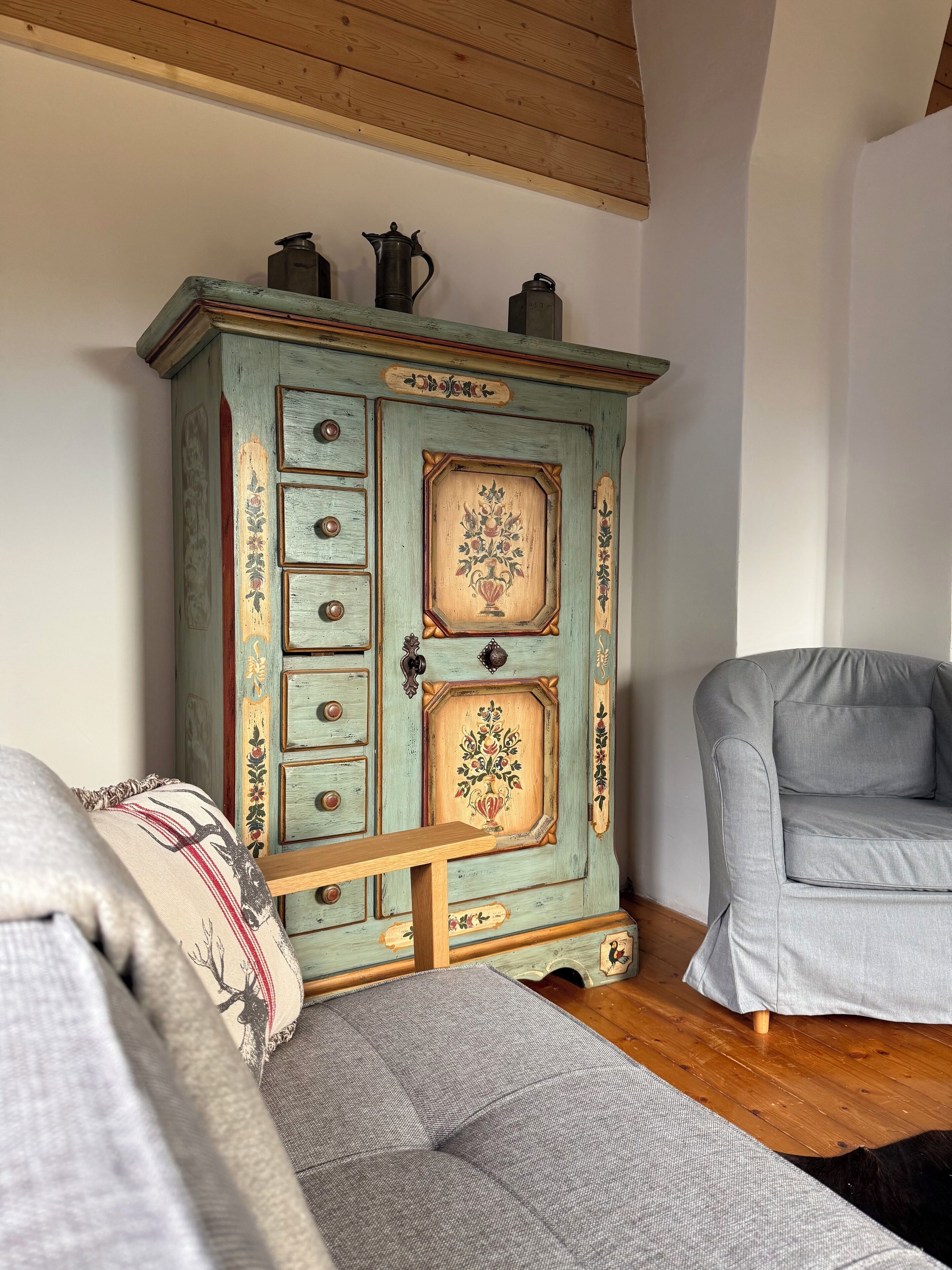 Télévision, cheminée, livres, chaîne hi-fi