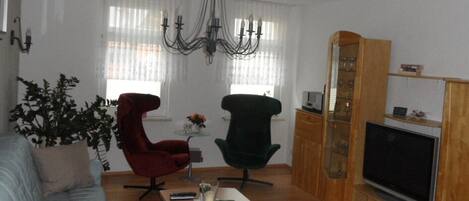 TV, DVD-spiller, bøker og filmbibliotek