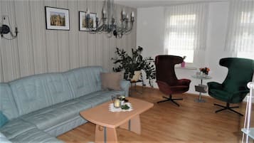 Fernseher, DVD-Player, Bücher, Videothek