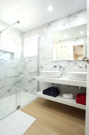 Dusche, Haartrockner, Handtücher, Toilettenpapier
