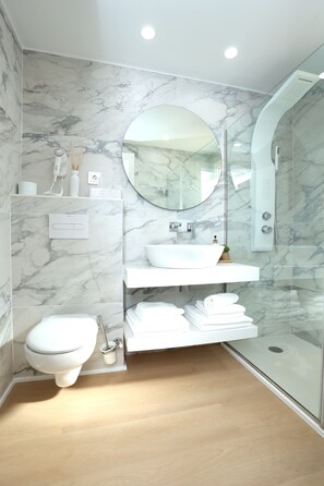 Dusche, Haartrockner, Handtücher, Toilettenpapier