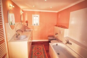 Badewanne, Haartrockner, Bidet, Handtücher