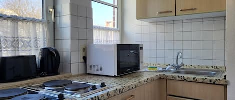 Fridge, stovetop, coffee/tea maker, toaster