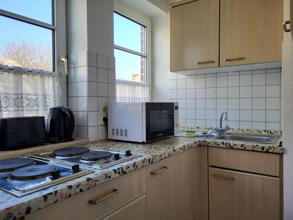 Køleskab, kogeplade, kaffe-/temaskine, brødrister