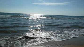 Una spiaggia nelle vicinanze, lettini da mare, teli da spiaggia