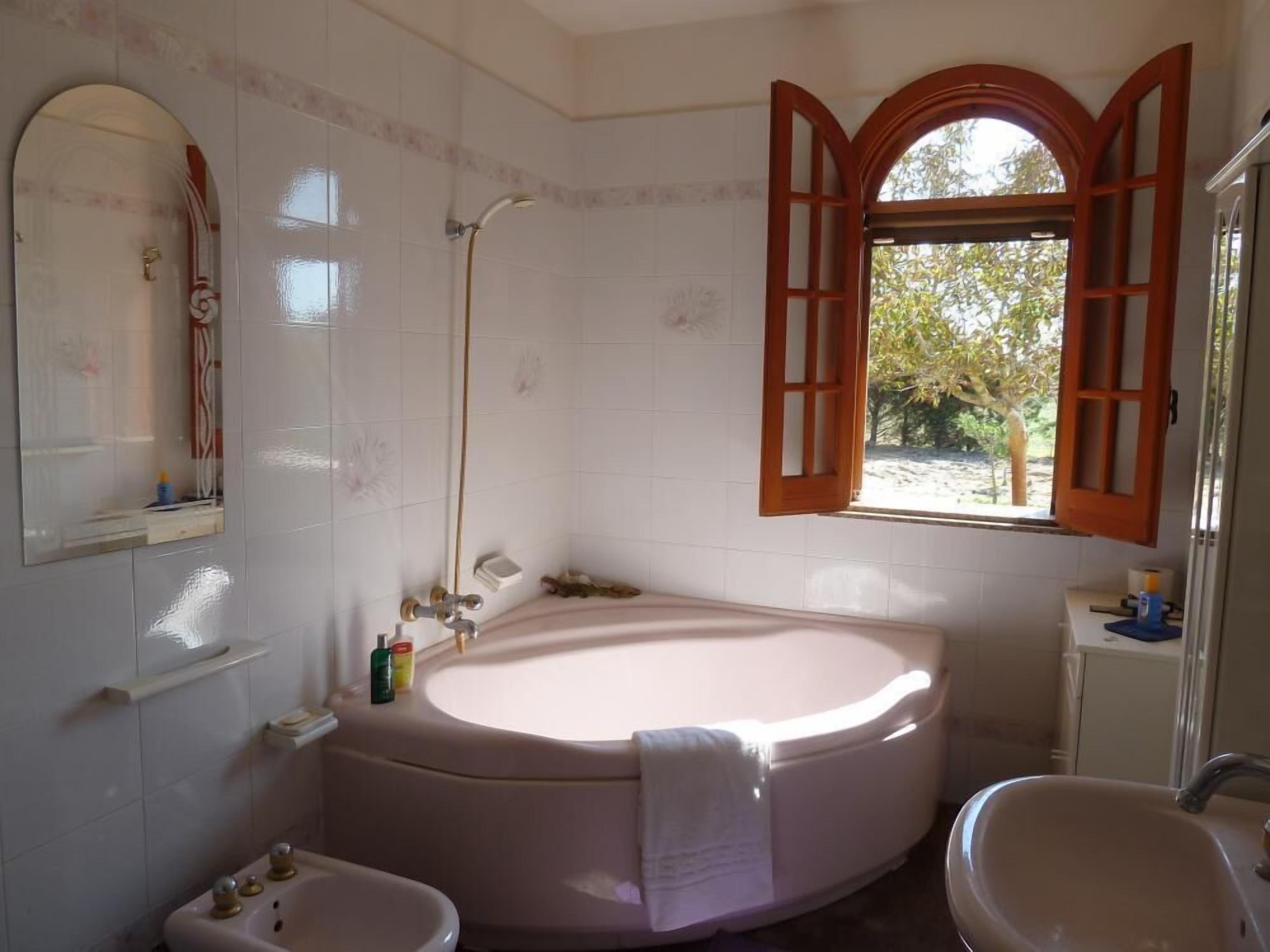 Baignoire, sèche-cheveux, bidet, serviettes fournies