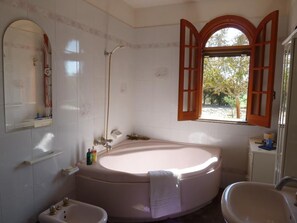 Baignoire, sèche-cheveux, bidet, serviettes fournies