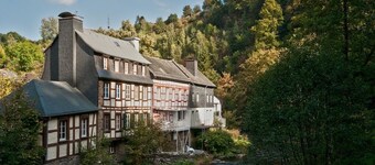 Bo bindingsverkshus fra det 18. Århundre, moderne design, elve tilgang i Monschau