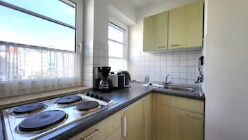 Kühlschrank, Mikrowelle, Herdplatte, Wasserkocher mit Kaffee-/Teezubehör