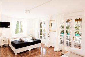 Iron/ironing board, WiFi, bed sheets, wheelchair access