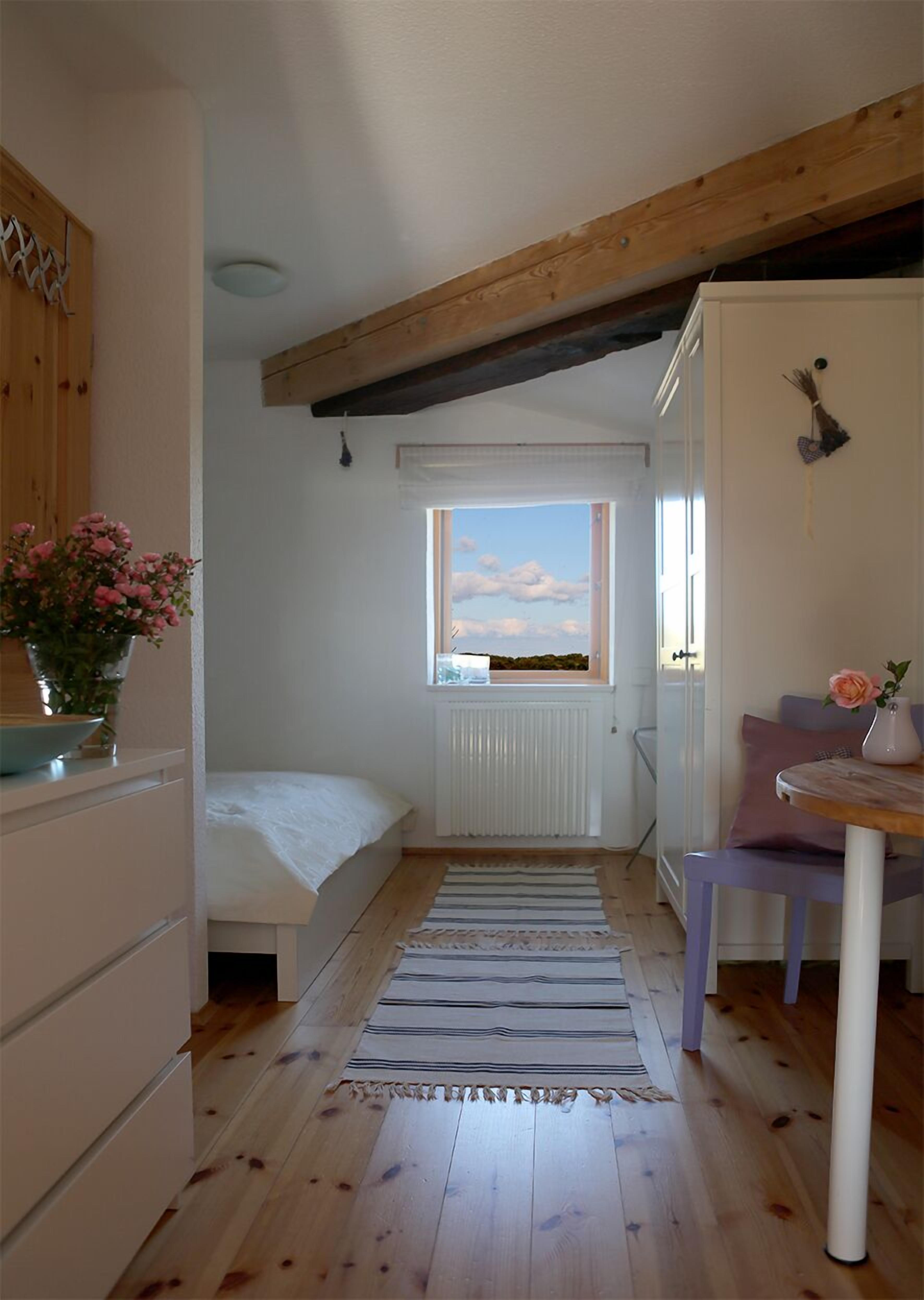 2 chambres, bureau, fer et planche à repasser, lit parapluie