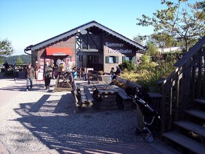 Outdoor dining - Central apartment at the bike arena, ski carousel and bobsleigh run (Winterberg)