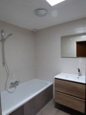 Combined shower/bathtub, hair dryer - Family friendly bungalow in quiet surroundings, sleeps 7 (Burgh-Haamstede)