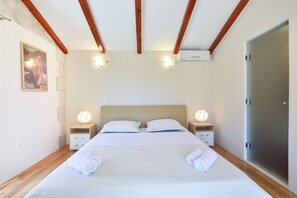 4 bedrooms, iron/ironing board, WiFi, bed sheets