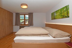 3 bedrooms, in-room safe, travel crib, WiFi