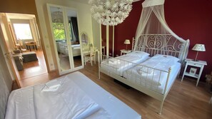 1 makuuhuone, työpöytä, silitysrauta/-lauta, vauvan matkasänky