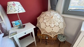 1 quarto, escrivaninha, ferros/tábuas de passar roupa, berço de viagem