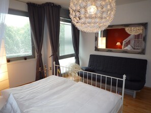 1 soveværelse, skrivebord, strygejern/strygebræt, weekendseng