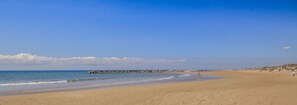 Ubicación cercana a la playa, tumbonas y toallas de playa