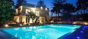 Apartment with heated saltwater pool, private garden, air conditioning, WiFi