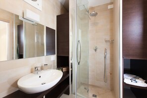 Douche, sèche-cheveux, bidet, serviettes fournies