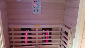 En interiör med träpanel, metallhyllor och en varningsskylt.