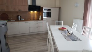 冰箱、微波炉、烤箱、炉灶