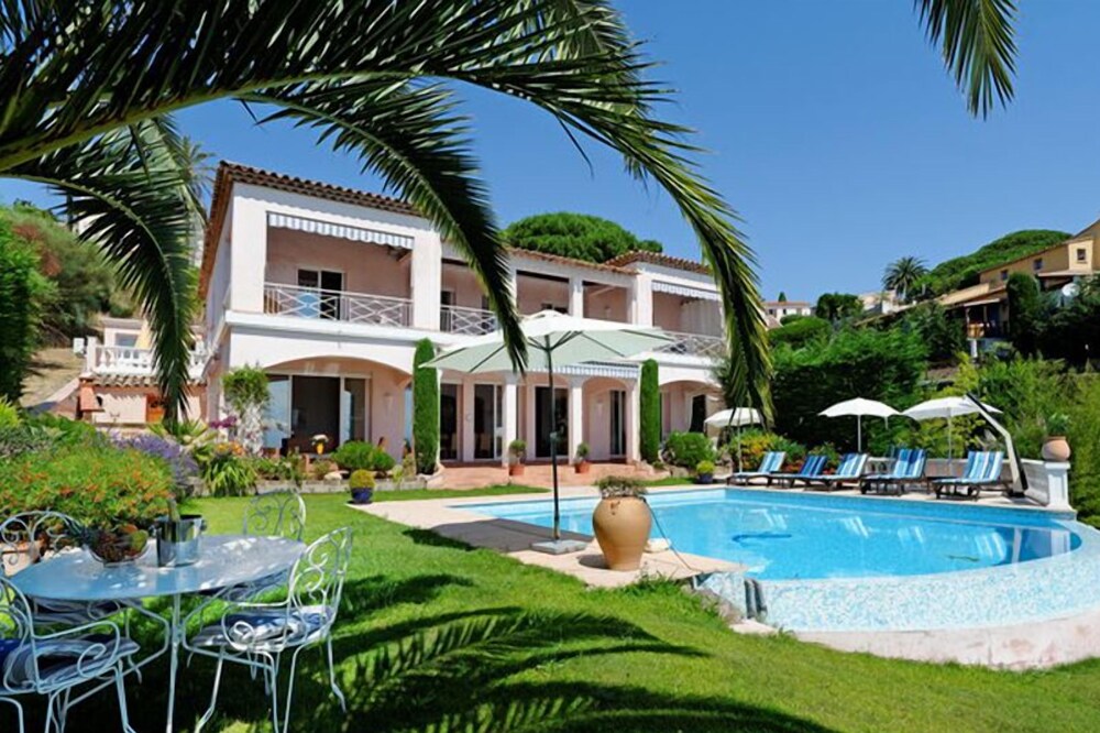 Luxurious villa with infinity pool and an amazing 180° view to the sea