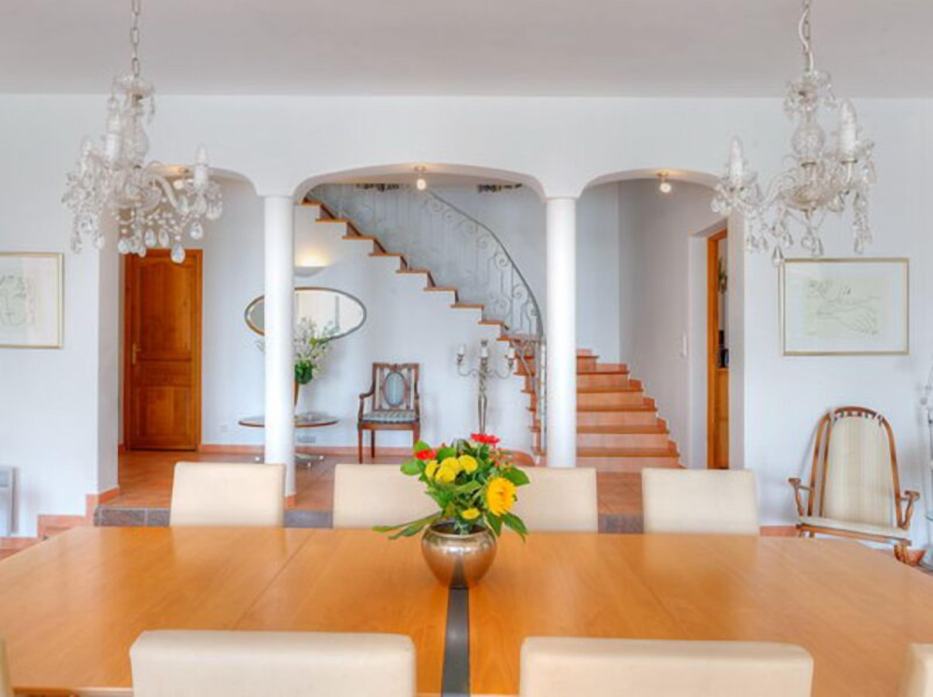 Luxurious villa with infinity pool and an amazing 180° view to the sea