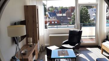 Smart-TV, DVD-Player, BĂŒcher, Musikbibliothek