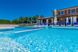 Outdoor pool - Spacious and private pool villa, quiet and child-friendly (Žminj)