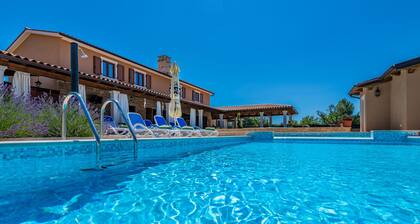 Geräumige und private Pool Villa, ruhig und kinderfreundlich