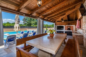 Outdoor dining - Spacious and private pool villa, quiet and child-friendly (Žminj)
