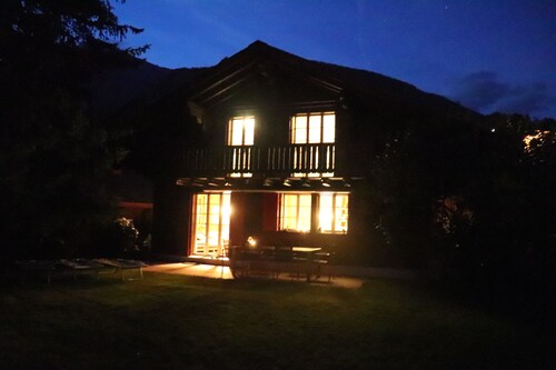 Cosy Chalet with big garden and mountain view, garage / Free WIFI
