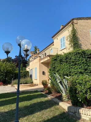 Property grounds - Comfortable cottage in the March with a stunning panorama view (Cossignano)