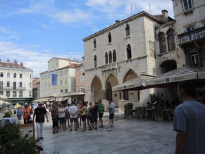 A public square with a historic building featuring arched windows and a stone facade. - ****Apartment Xenios with sea view, promenade, old town, balcony (Split)