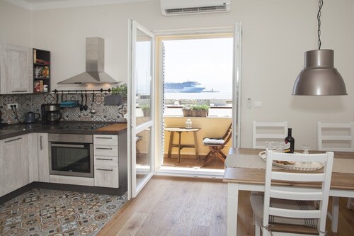 ****Apartment Xenios with sea view, promenade, old town, balcony