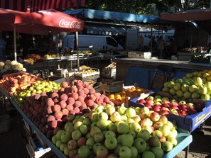 A fruit market with various fruits displayed in crates and boxes. - ****Apartment Xenios with sea view, promenade, old town, balcony (Split)