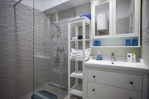 Chuveiro, secador de cabelo, toalhas de banho, sabonete