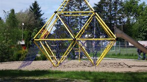 Una gran estructura metálica de formas geométricas en un entorno exterior.