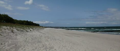 På stranden och solstolar